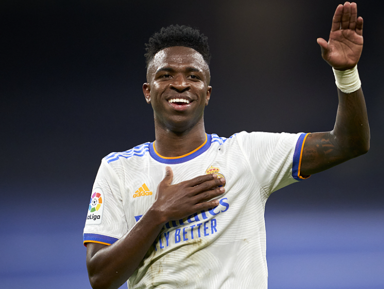 西甲国家德比风波：莫伦特斯严批维尼修斯换下时失当之举