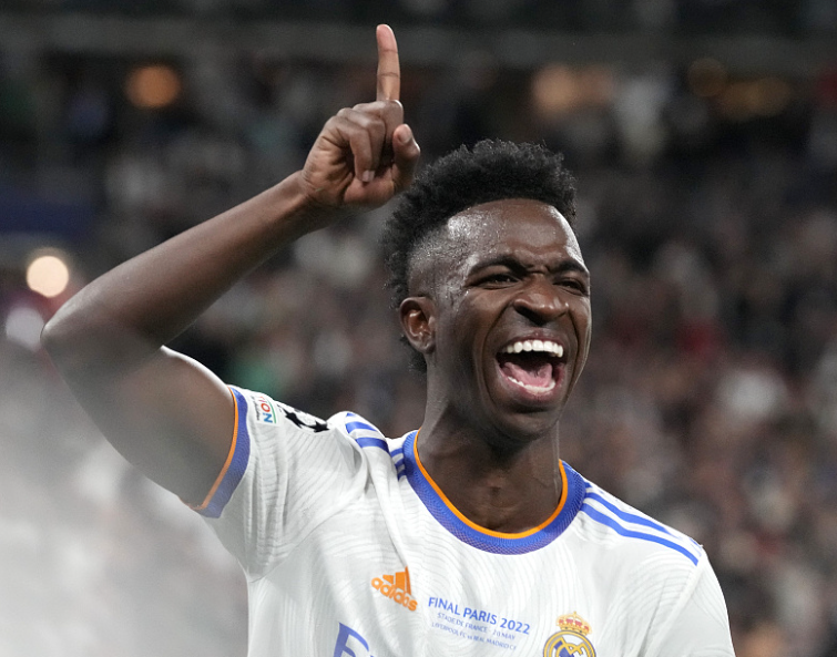 西甲国家德比风波：莫伦特斯严批维尼修斯换下时失当之举