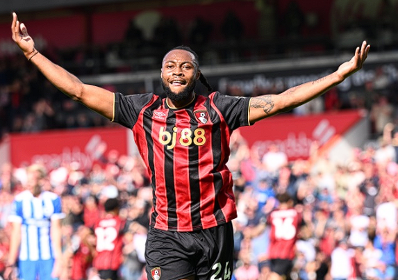 英超豪门竞逐塞梅尼奥：转会市场焦点人物的动态追踪