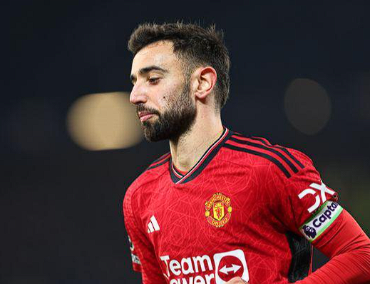 曼联战术风波:阿莫林面临多重挑战