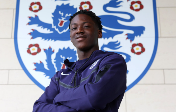 费迪南德盛赞梅努：天赋异禀的赛场新星